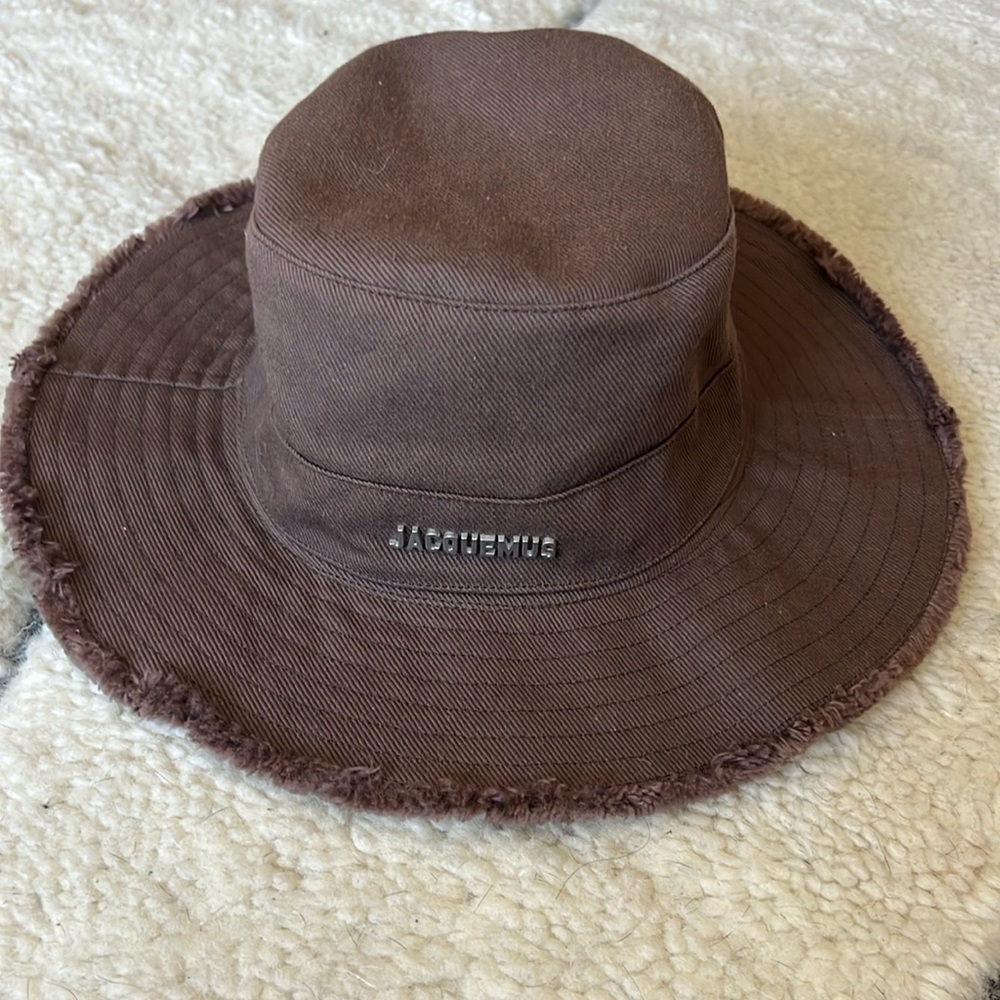 JACQUEMUS Brown bucket hat